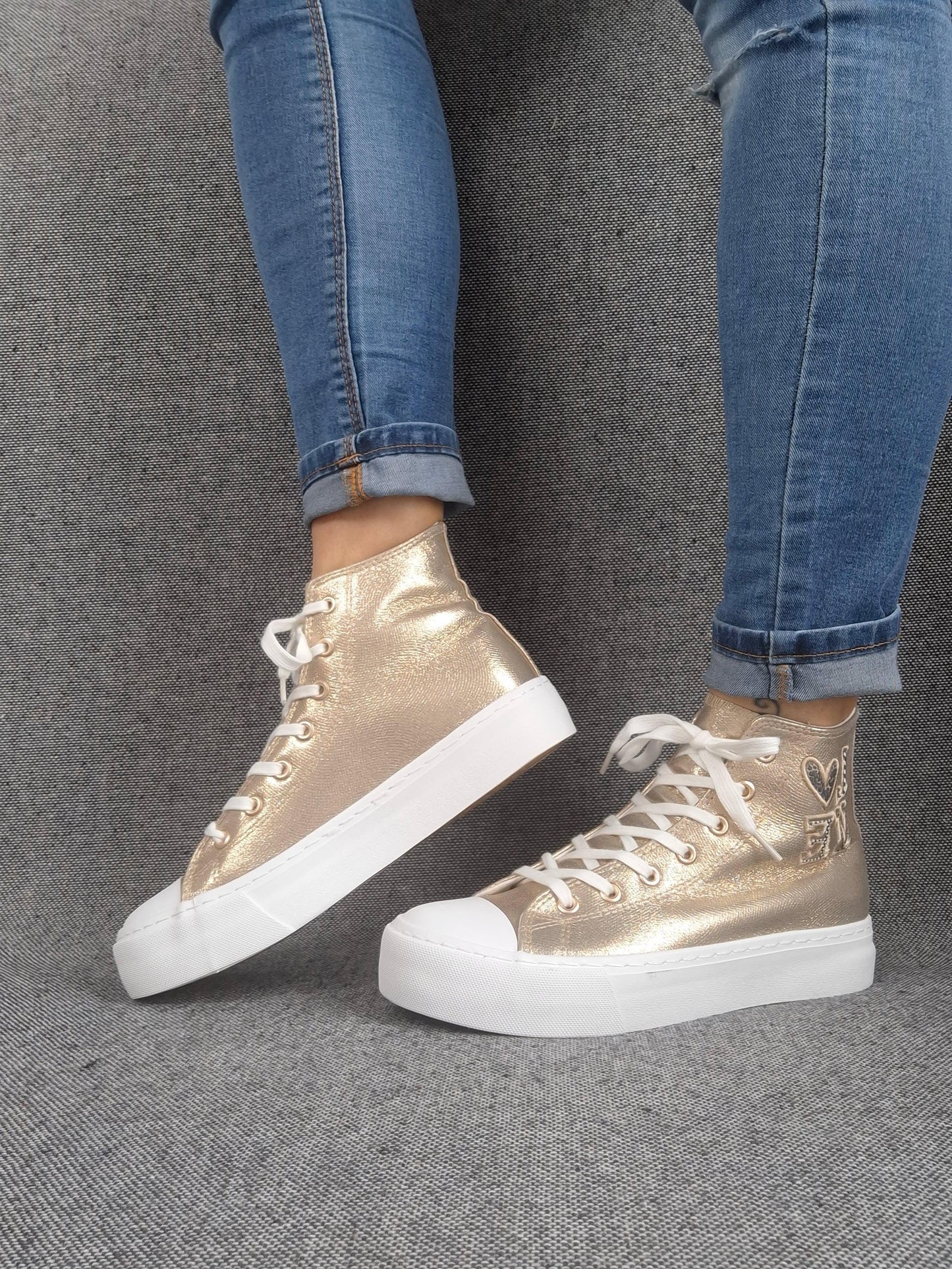 Chaussures baskets hautes type conv simili doré inscription "LOVE" style converse Le Petit Placard