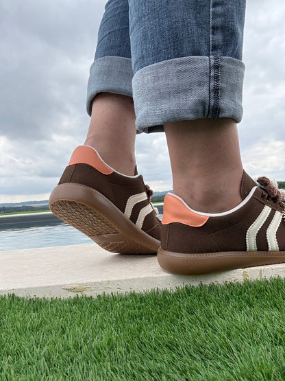 Chaussures baskets plates marron et blanche avec deux bandes portées avec un jean retroussé, vue arrière