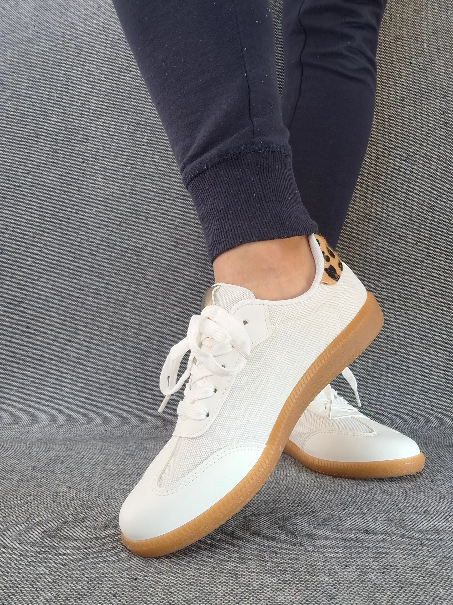 Chaussures baskets plates blanches à motif léopard style sneakers Le Petit Placard