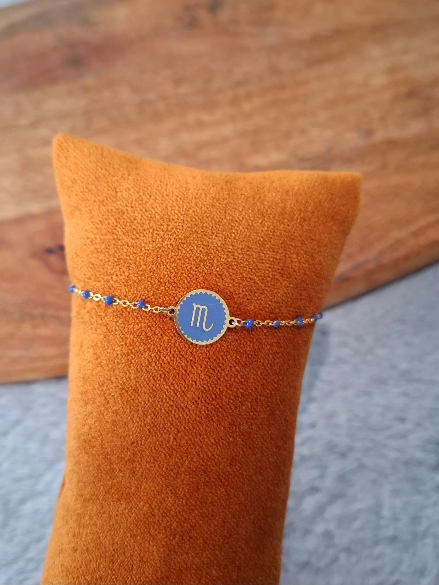 Bracelet chaîne fine dorée signe astrologique Scorpion, médaillon bleu sur chaîne perlée, bijou zodiacal coloré