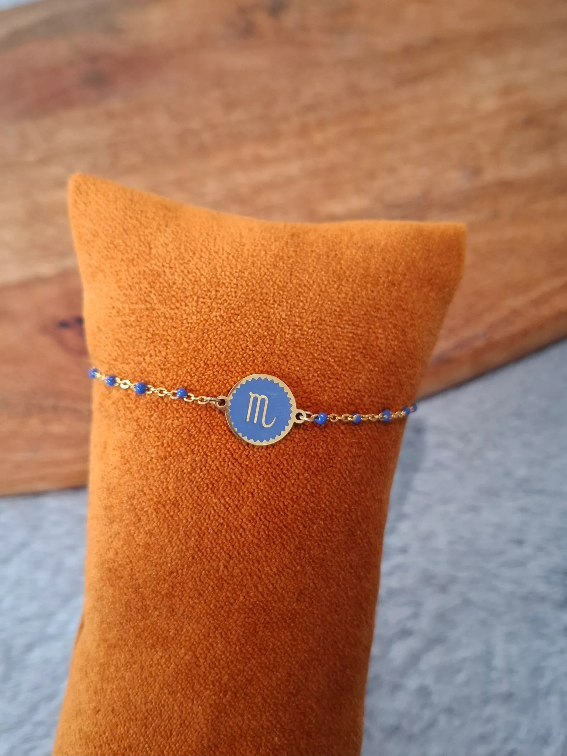 Bracelet chaîne fine dorée signe astrologique Scorpion, médaillon bleu sur chaîne perlée, bijou zodiacal coloré