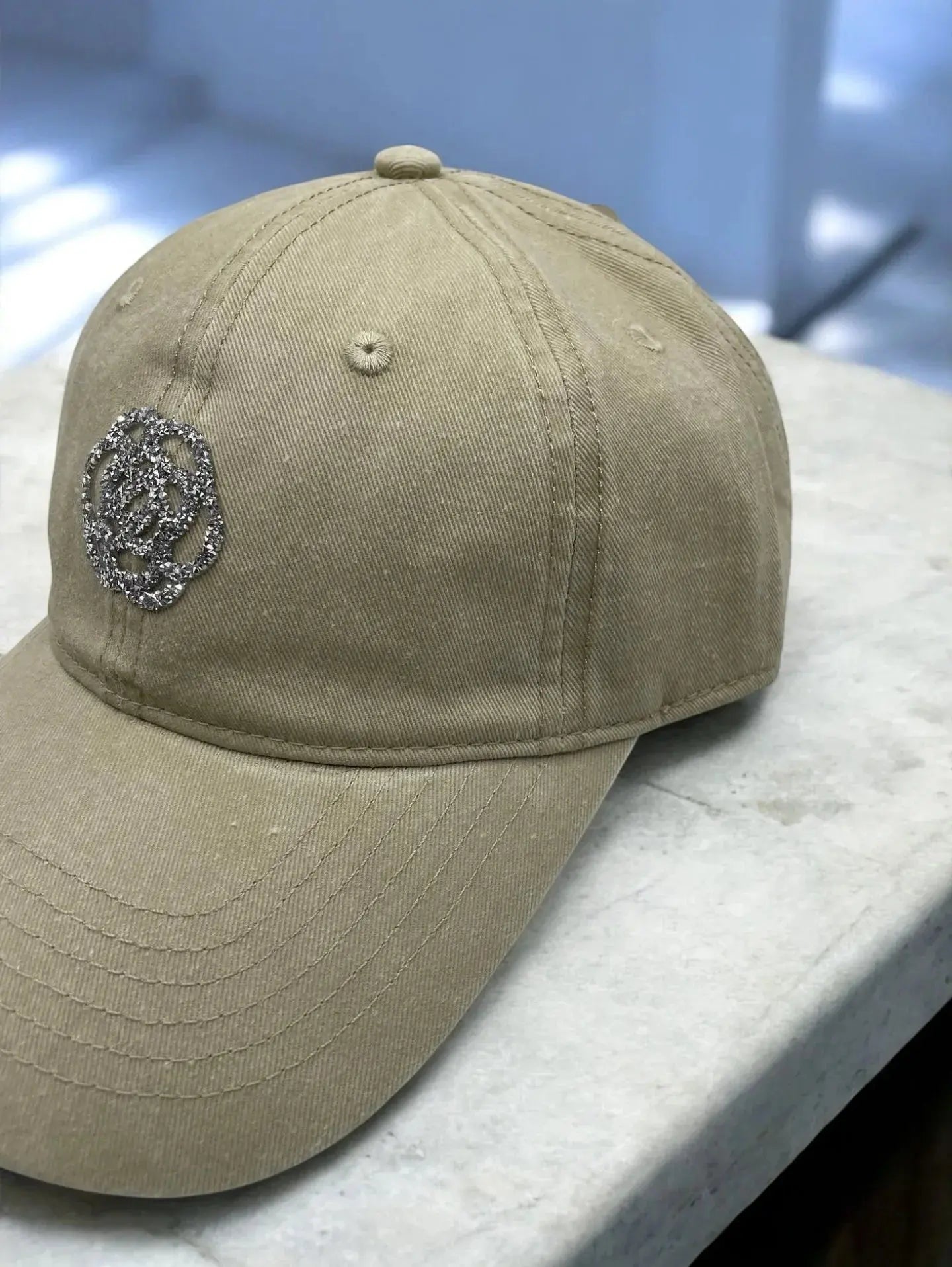 Casquette en coton beige avec logo en strass Le Petit Placard