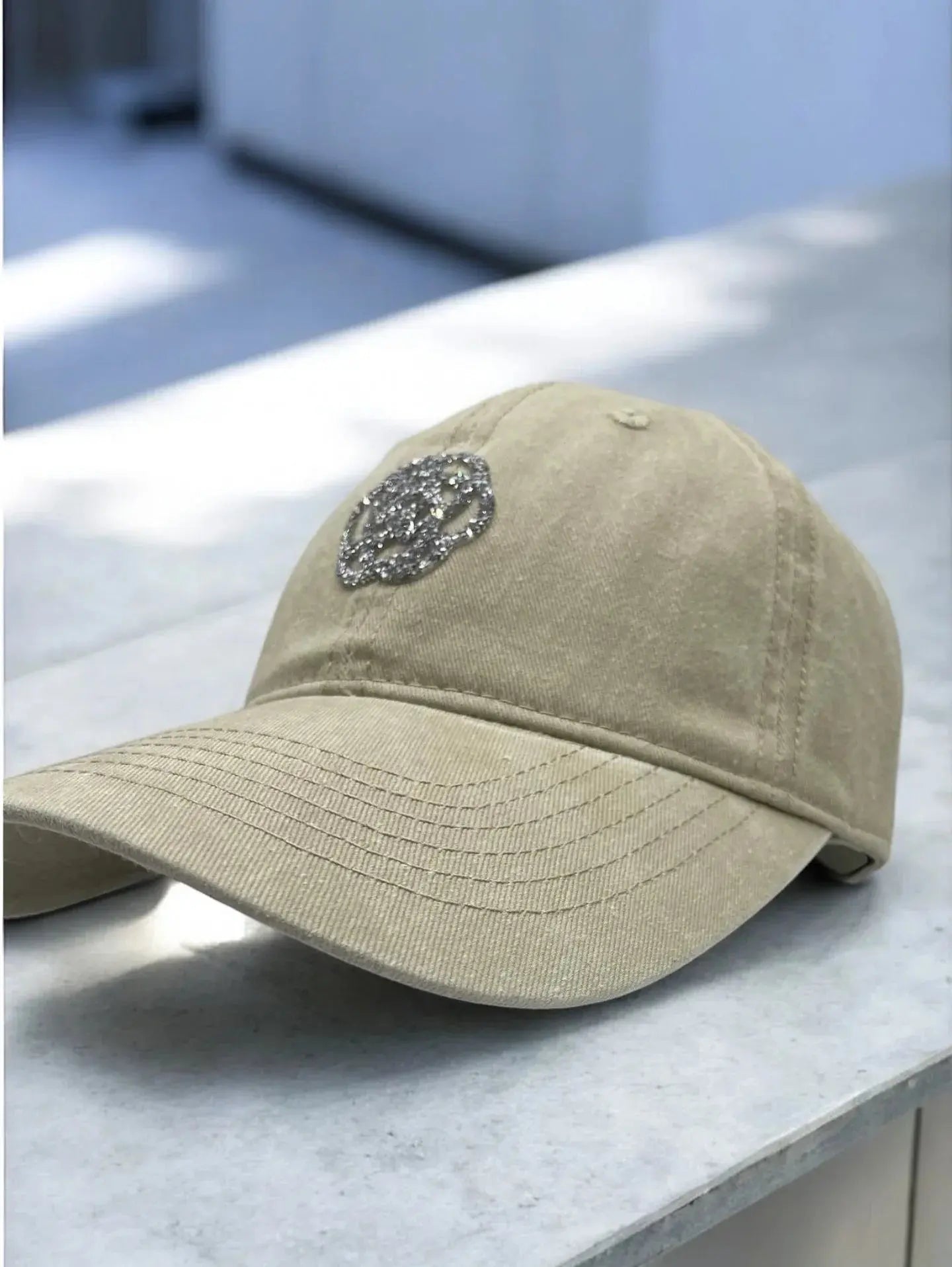 Casquette en coton beige avec logo en strass Le Petit Placard