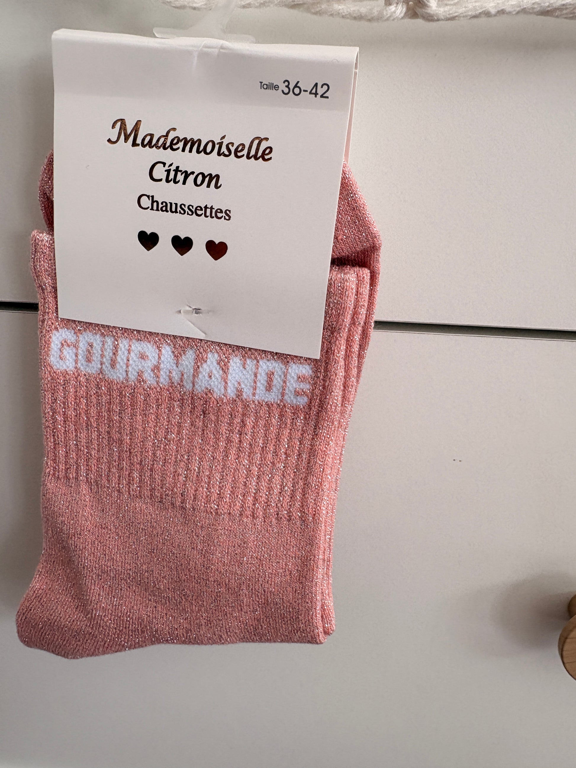 Chaussettes hautes pailletées fun femme roses inscription Gourmande, marque Mademoiselle Citron, taille 36-42