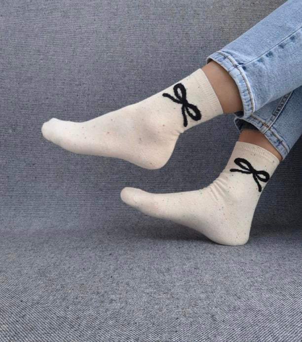 Paire de chaussettes beige en coton à motif noeud Le Petit Placard