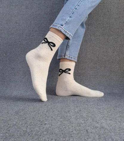 Paire de chaussettes beige en coton à motif noeud Le Petit Placard