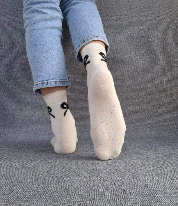 Paire de chaussettes beige en coton à motif noeud Le Petit Placard