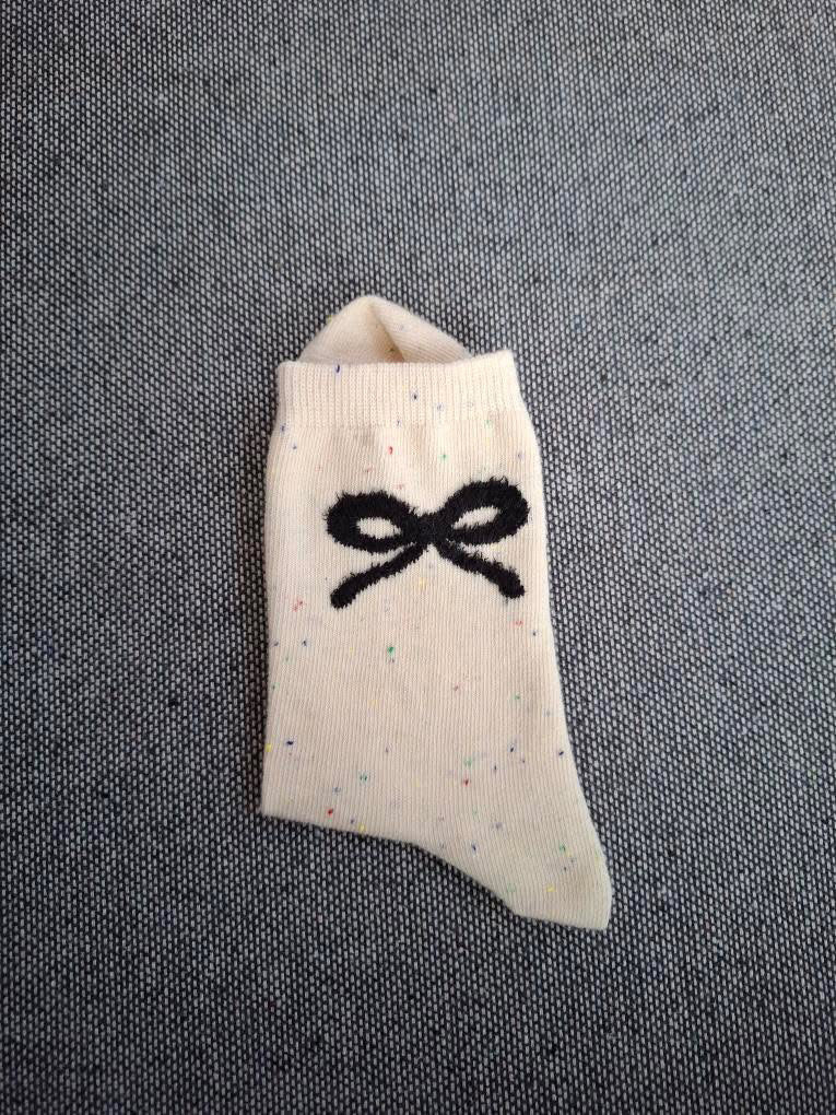 Paire de chaussettes beige en coton à motif noeud Le Petit Placard