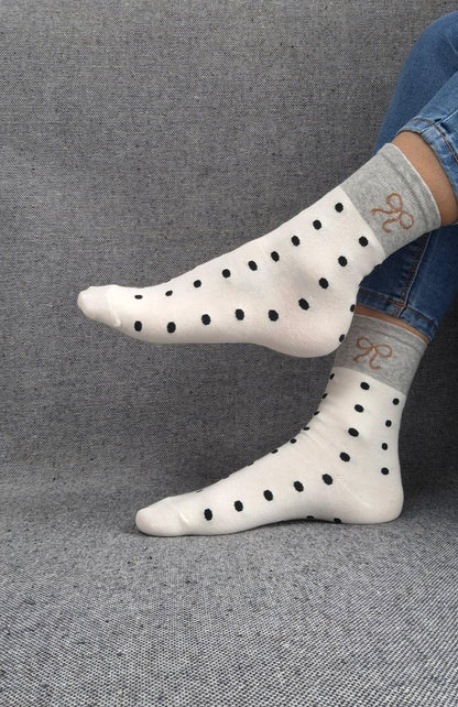 Paire de chaussettes beige en coton à pois noir avec bordure grise et motif nœud marron Le Petit Placard