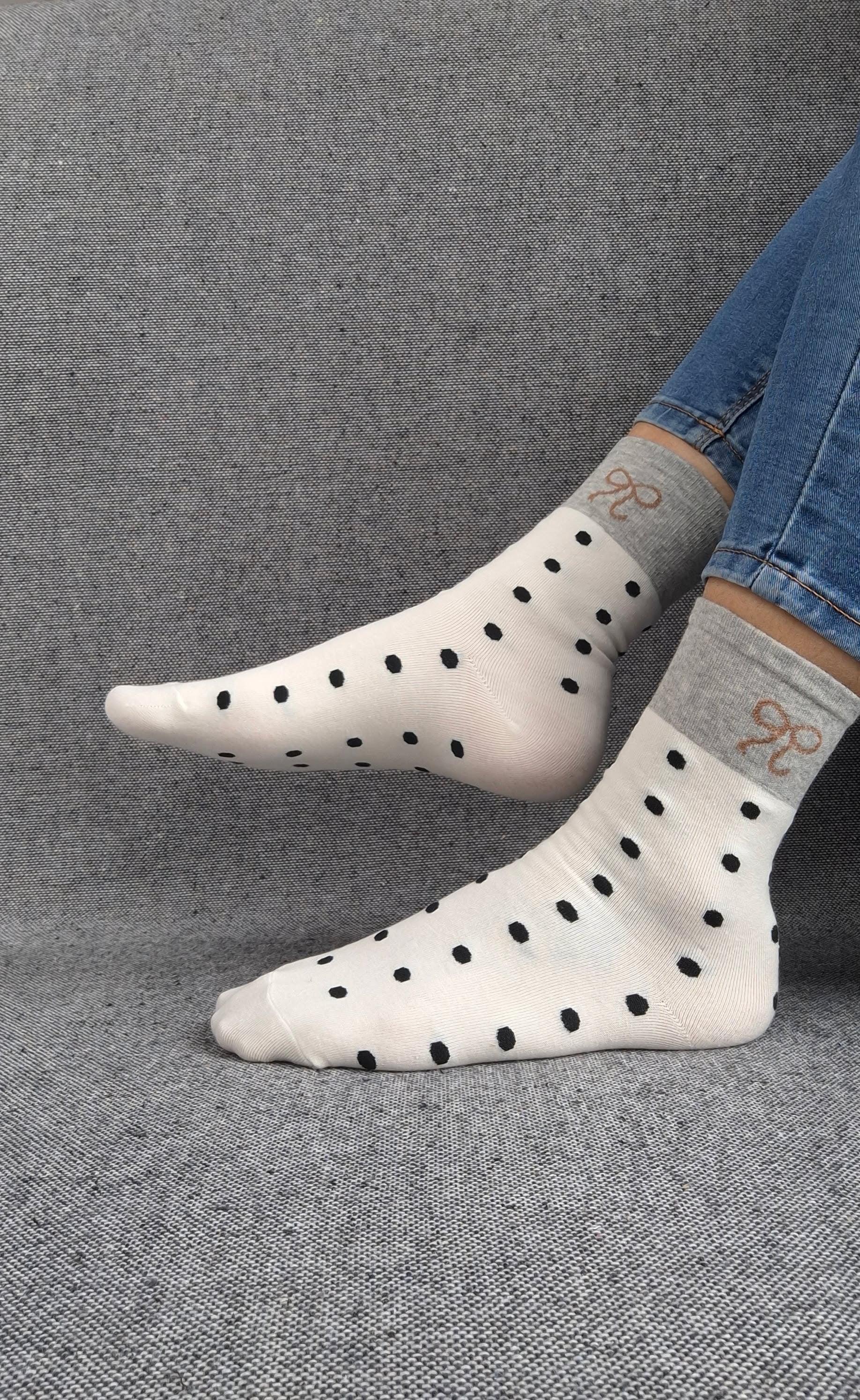 Paire de chaussettes beige en coton à pois noir avec bordure grise et motif nœud marron Le Petit Placard