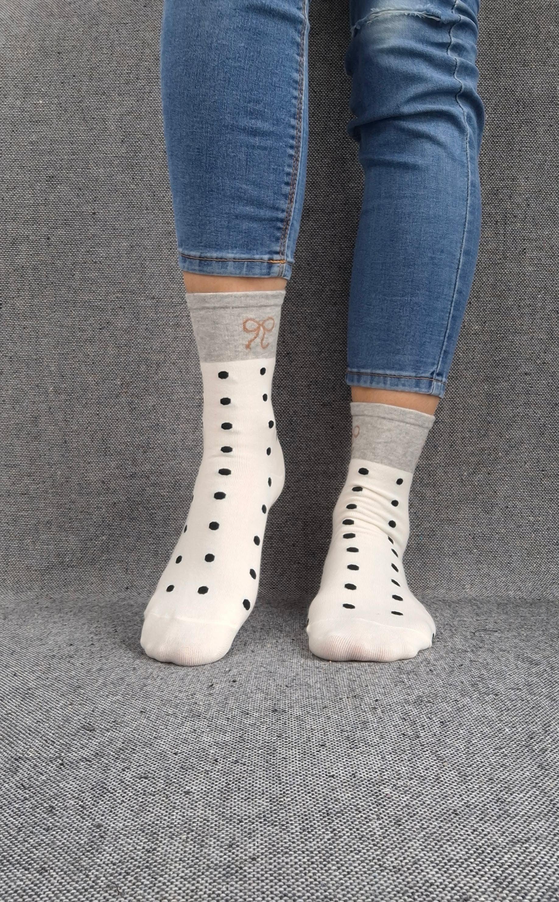Paire de chaussettes beige en coton à pois noir avec bordure grise et motif nœud marron Le Petit Placard