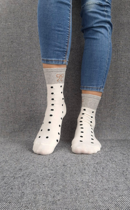 Paire de chaussettes beige en coton à pois noir avec bordure grise et motif nœud marron Le Petit Placard