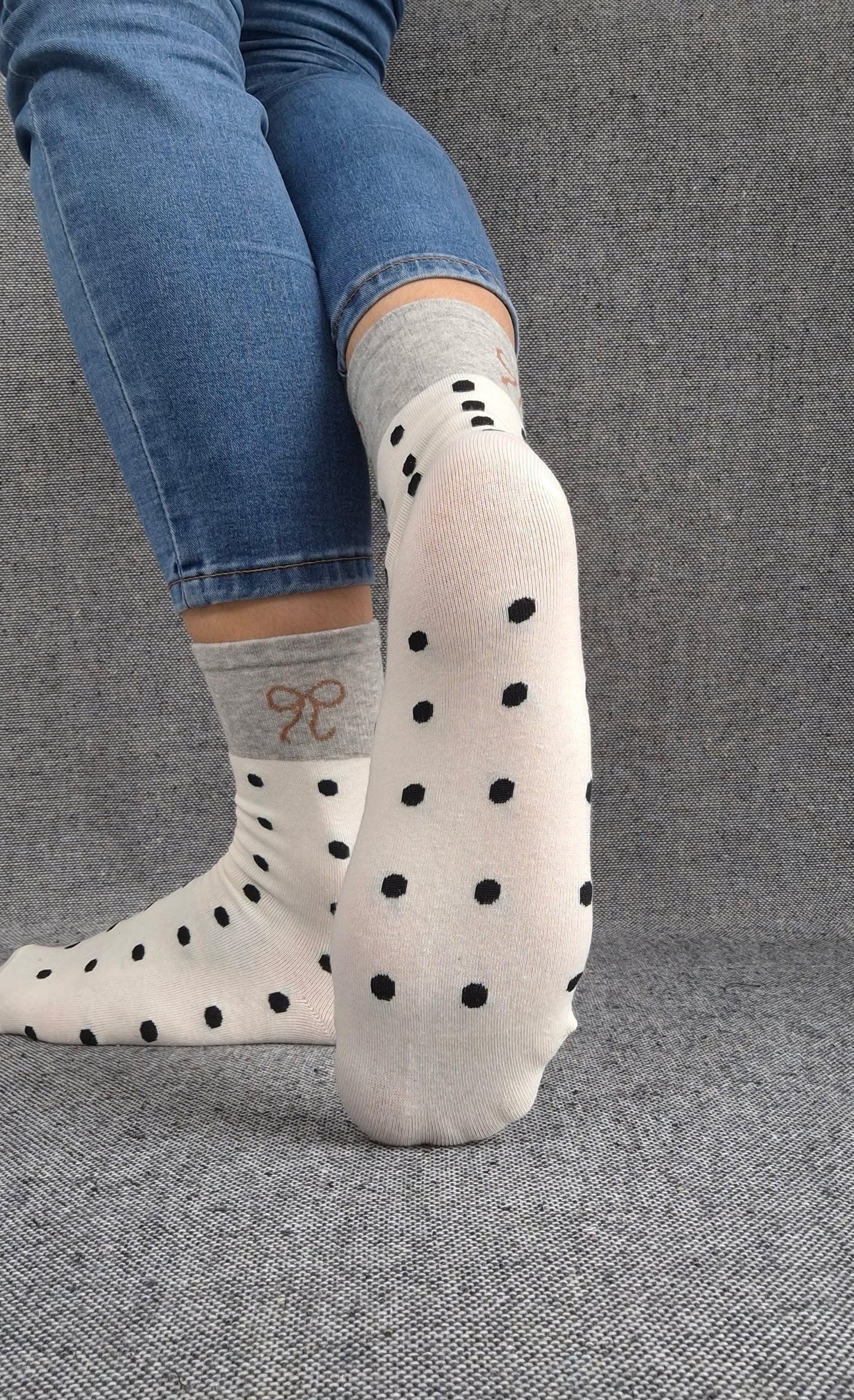 Paire de chaussettes beige en coton à pois noir avec bordure grise et motif nœud marron Le Petit Placard