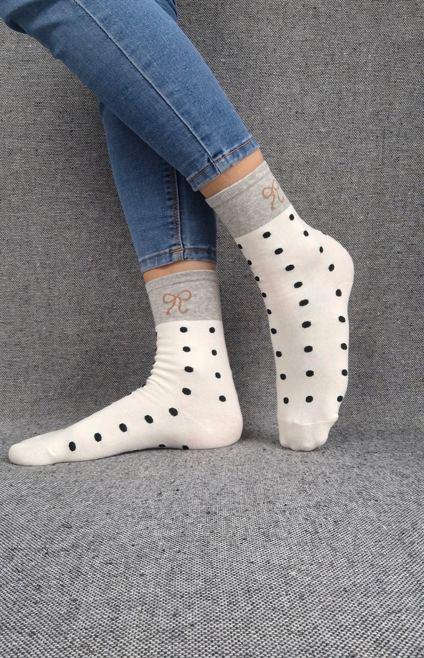 Paire de chaussettes beige en coton à pois noir avec bordure grise et motif nœud marron Le Petit Placard
