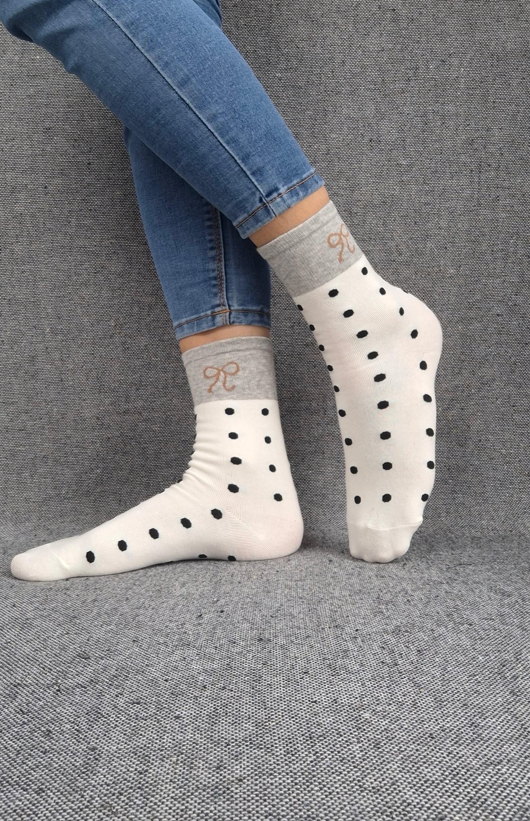 Paire de chaussettes beige en coton à pois noir avec bordure grise et motif nœud marron Le Petit Placard