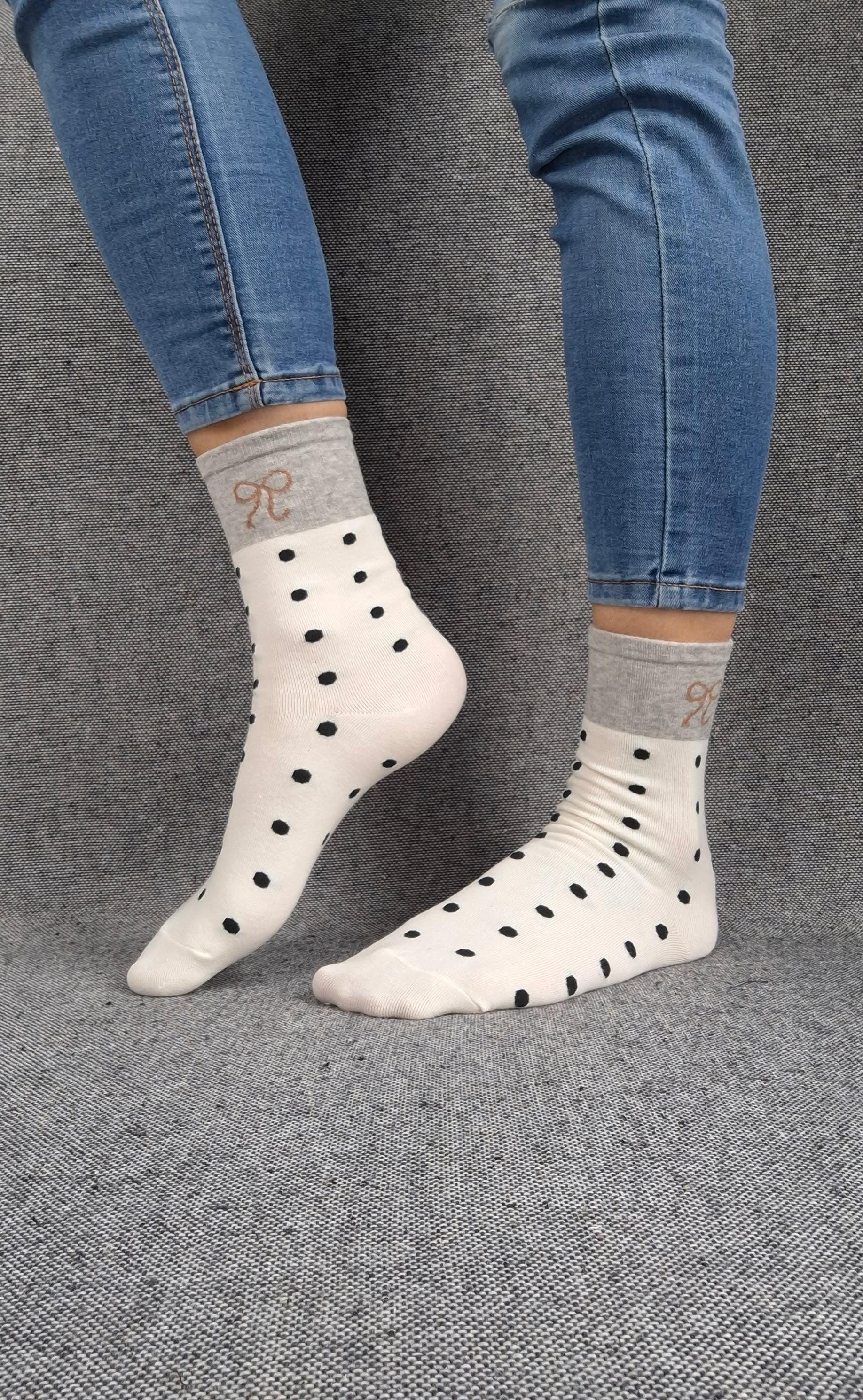 Paire de chaussettes beige en coton à pois noir avec bordure grise et motif nœud marron Le Petit Placard