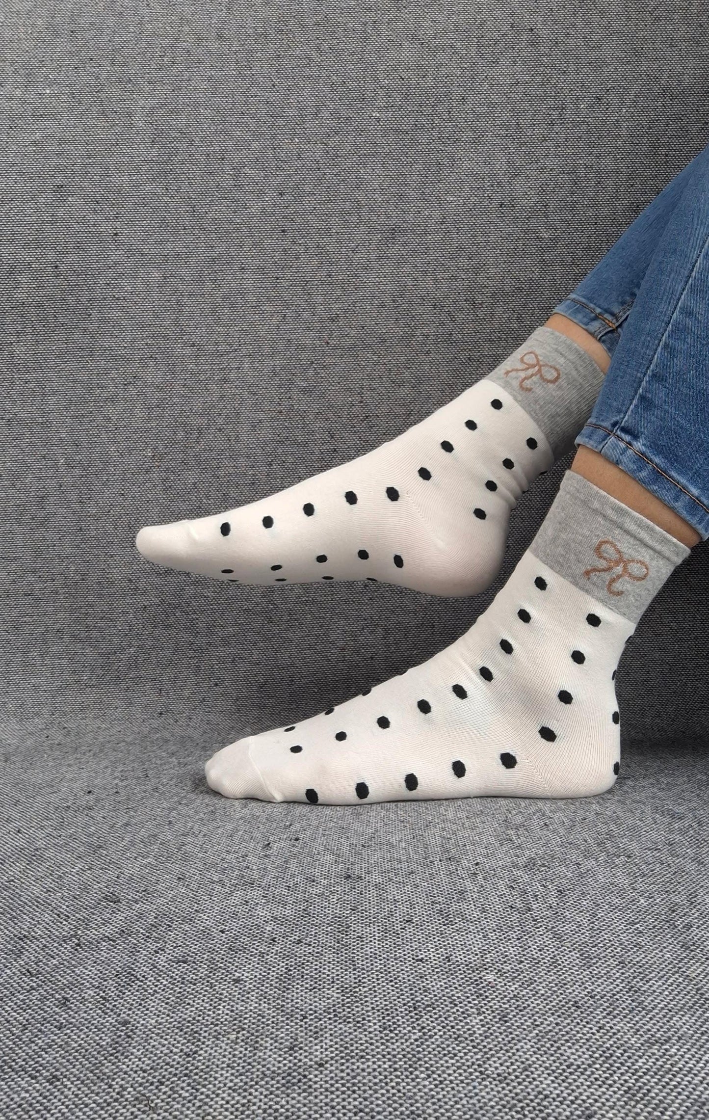 Paire de chaussettes beige en coton à pois noir avec bordure grise et motif nœud marron Le Petit Placard