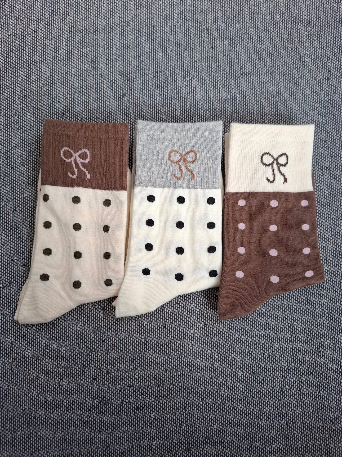 Paire de chaussettes beige en coton à pois noir avec bordure grise et motif nœud marron Le Petit Placard