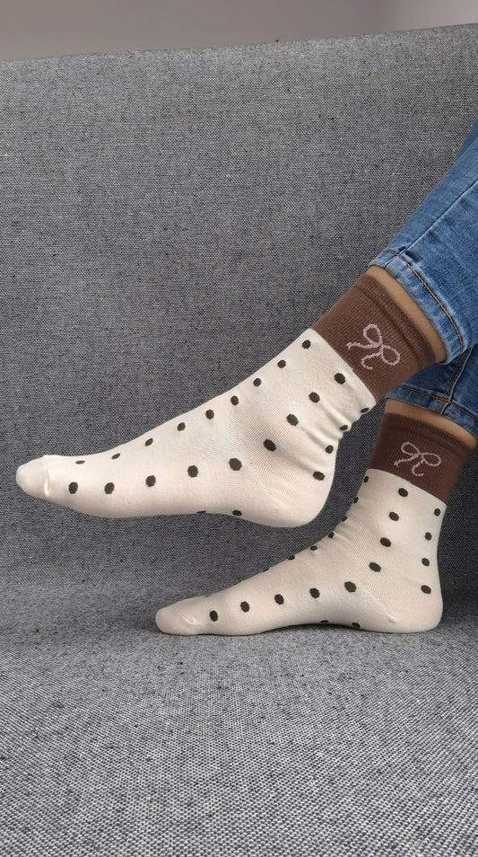 Paire de chaussettes beige en coton à pois noir avec bordure marron et motif nœud blanc Le Petit Placard