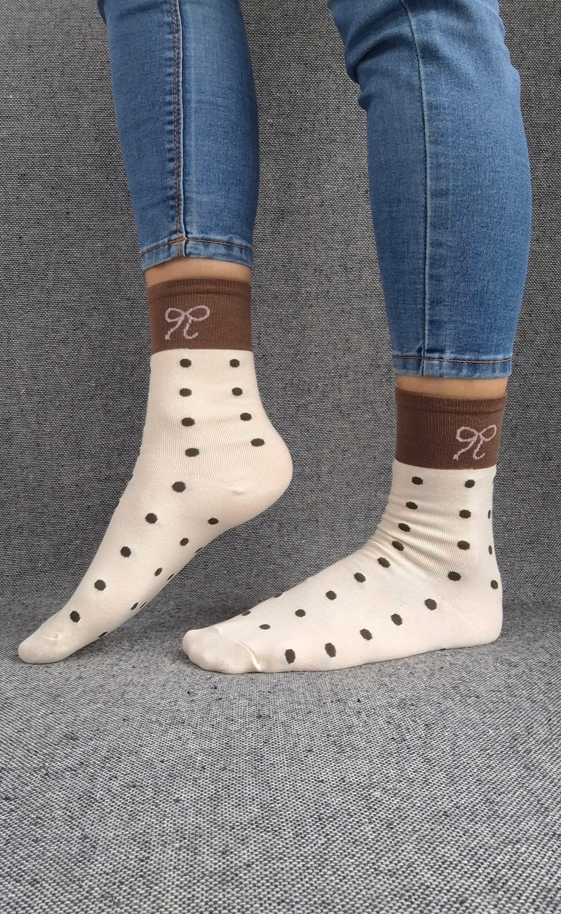 Paire de chaussettes beige en coton à pois noir avec bordure marron et motif nœud blanc Le Petit Placard