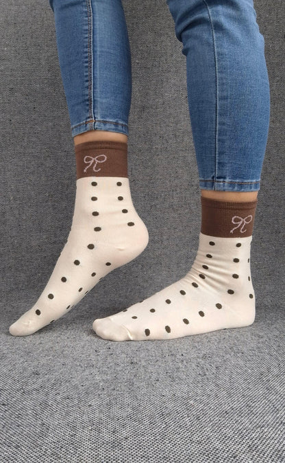 Paire de chaussettes beige en coton à pois noir avec bordure marron et motif nœud blanc Le Petit Placard