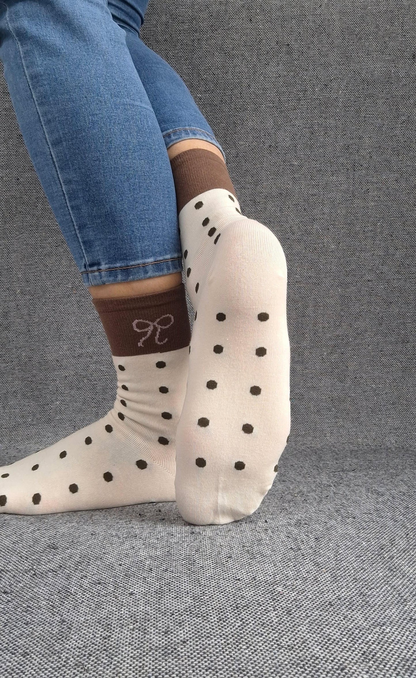 Paire de chaussettes beige en coton à pois noir avec bordure marron et motif nœud blanc Le Petit Placard