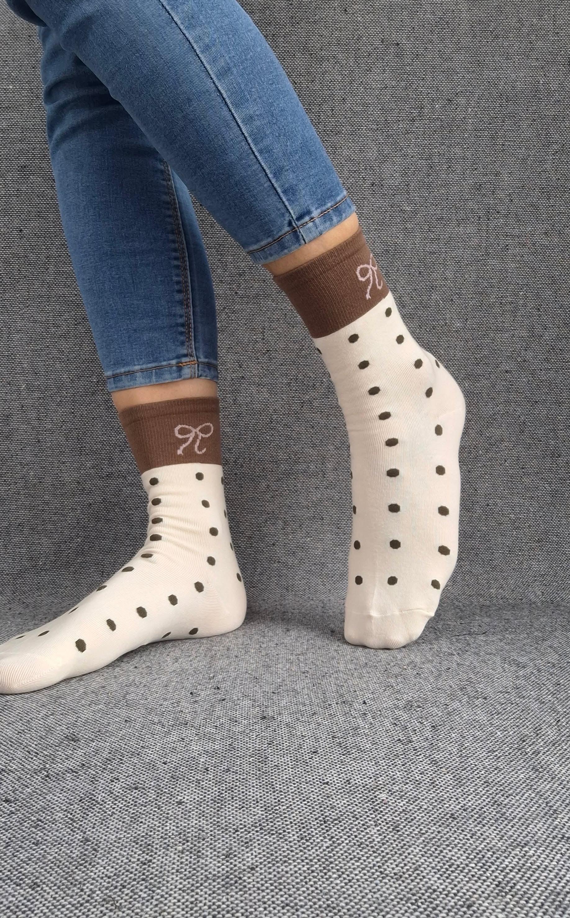 Paire de chaussettes beige en coton à pois noir avec bordure marron et motif nœud blanc Le Petit Placard