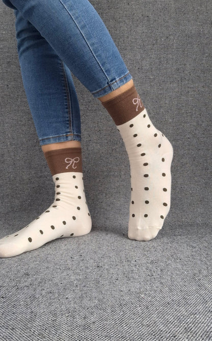 Paire de chaussettes beige en coton à pois noir avec bordure marron et motif nœud blanc Le Petit Placard