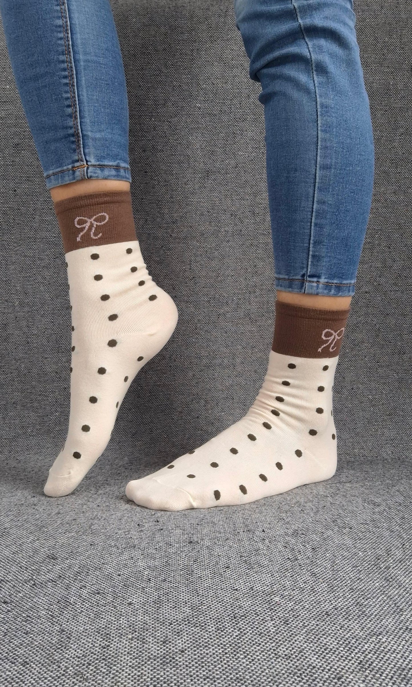 Paire de chaussettes beige en coton à pois noir avec bordure marron et motif nœud blanc Le Petit Placard