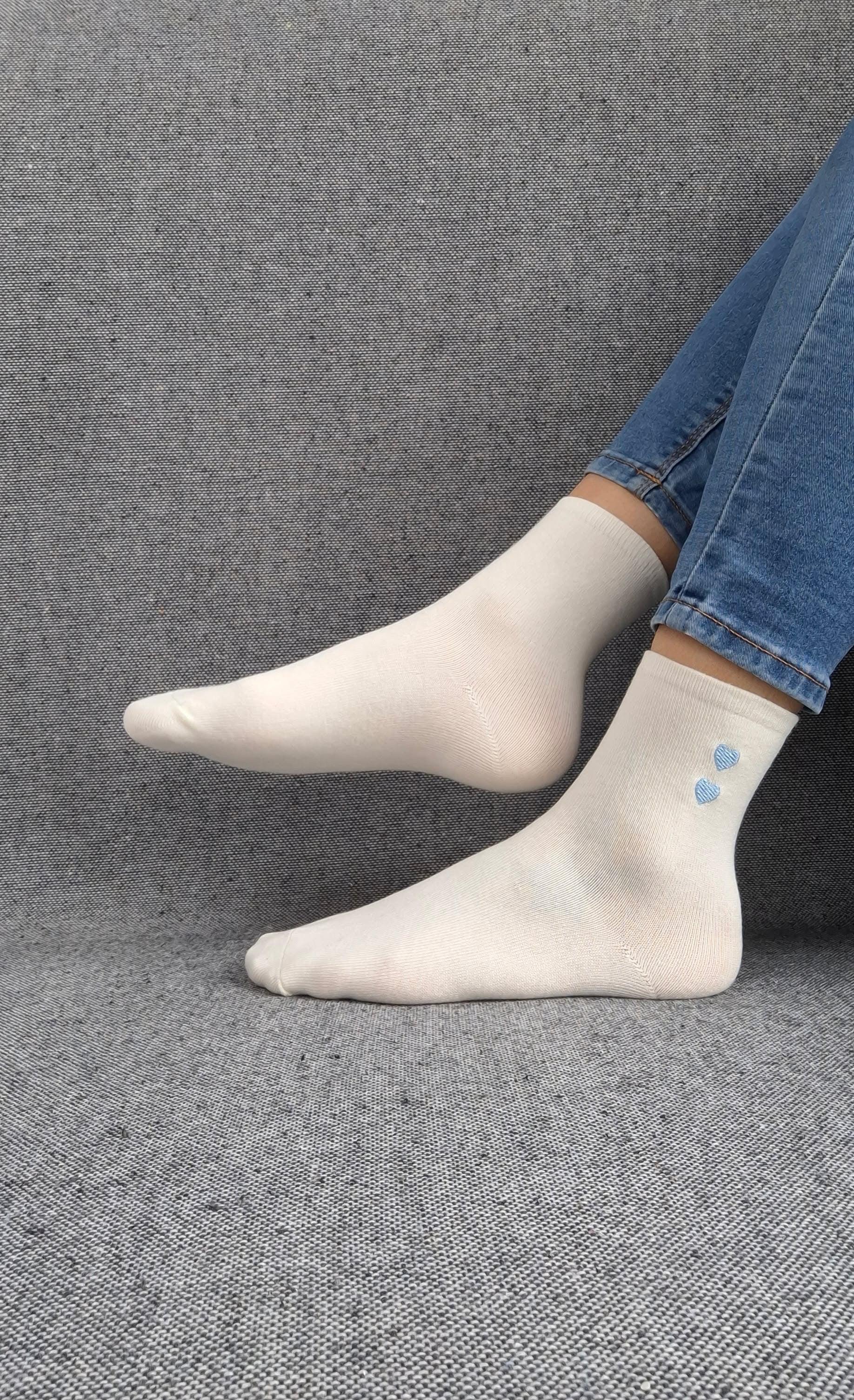 Paire de chaussettes blanches en coton à motif cœurs bleus Le Petit Placard