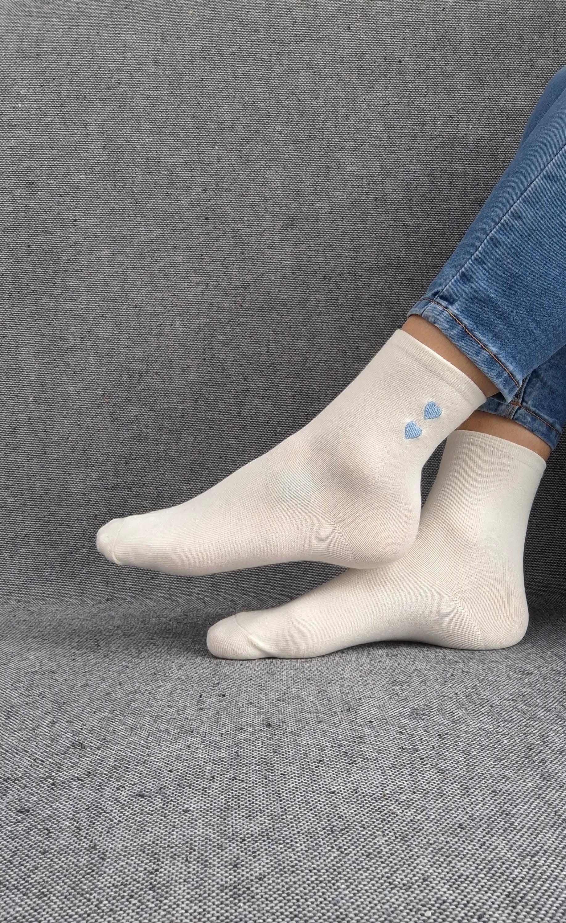 Paire de chaussettes blanches en coton à motif cœurs bleus Le Petit Placard