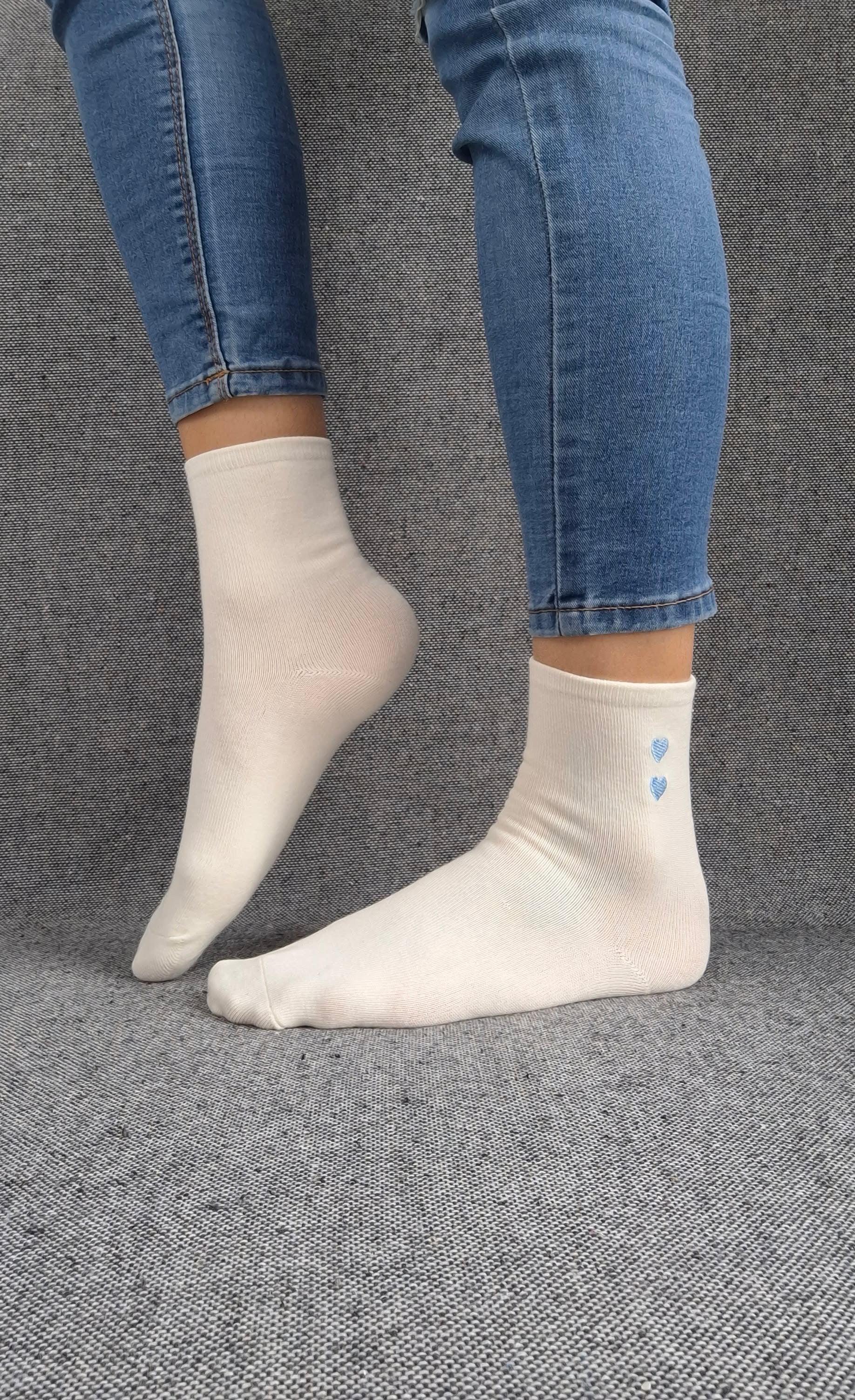 Paire de chaussettes blanches en coton à motif cœurs bleus Le Petit Placard