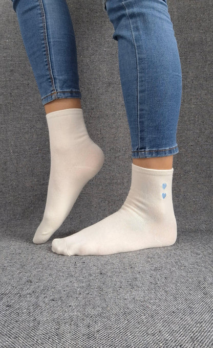 Paire de chaussettes blanches en coton à motif cœurs bleus Le Petit Placard