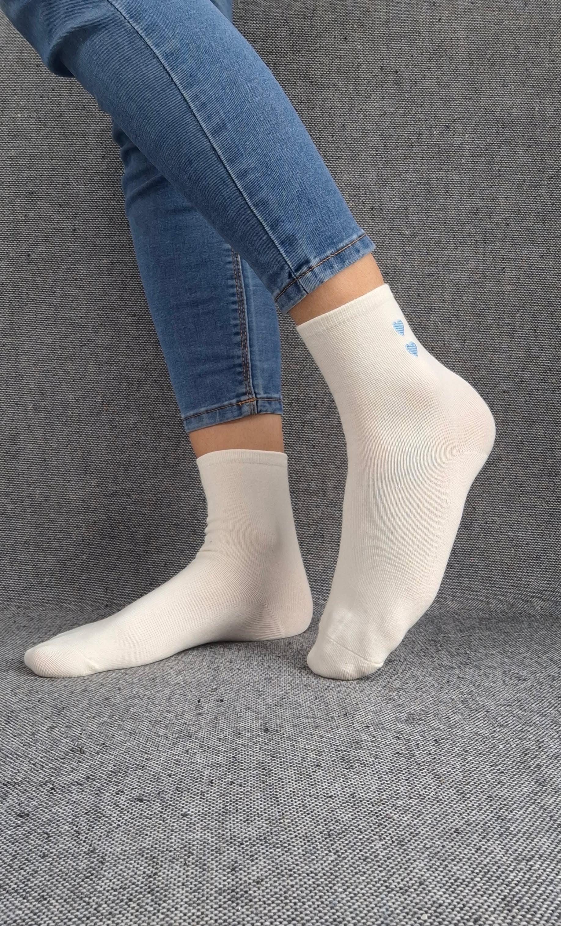 Paire de chaussettes blanches en coton à motif cœurs bleus Le Petit Placard