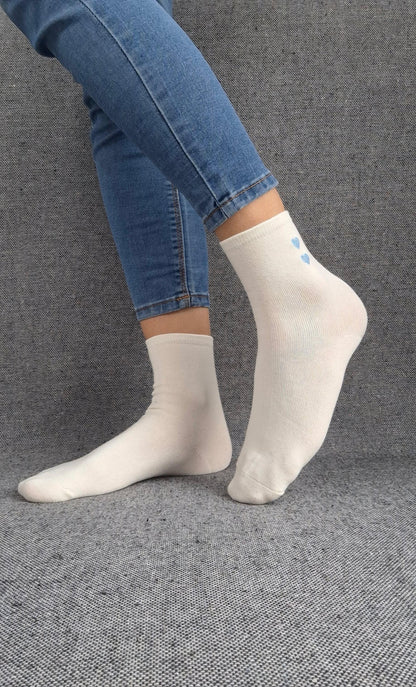 Paire de chaussettes blanches en coton à motif cœurs bleus Le Petit Placard