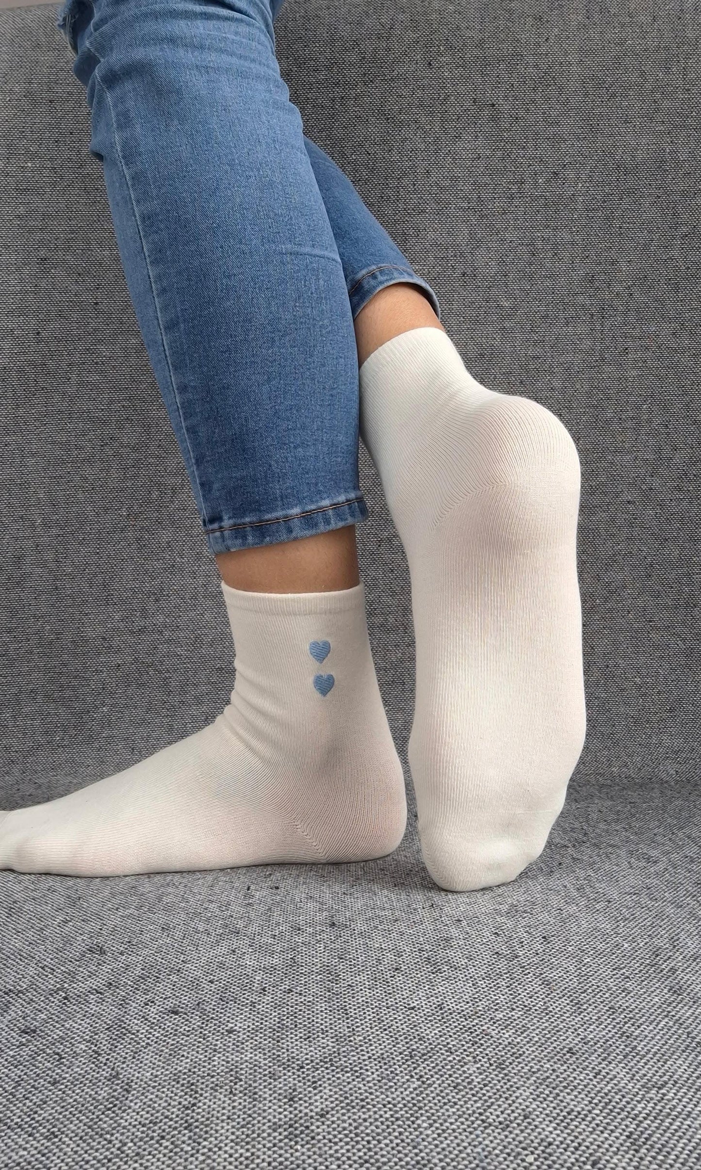 Paire de chaussettes blanches en coton à motif cœurs bleus Le Petit Placard