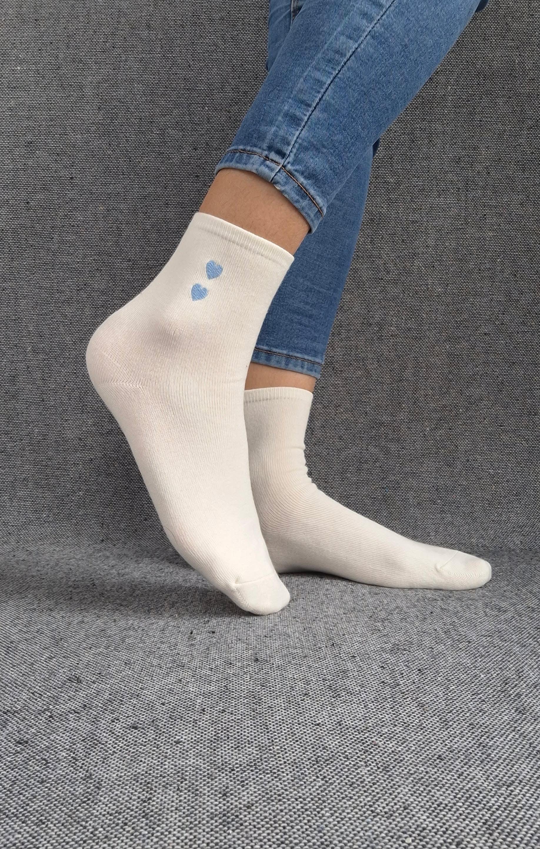 Paire de chaussettes blanches en coton à motif cœurs bleus Le Petit Placard