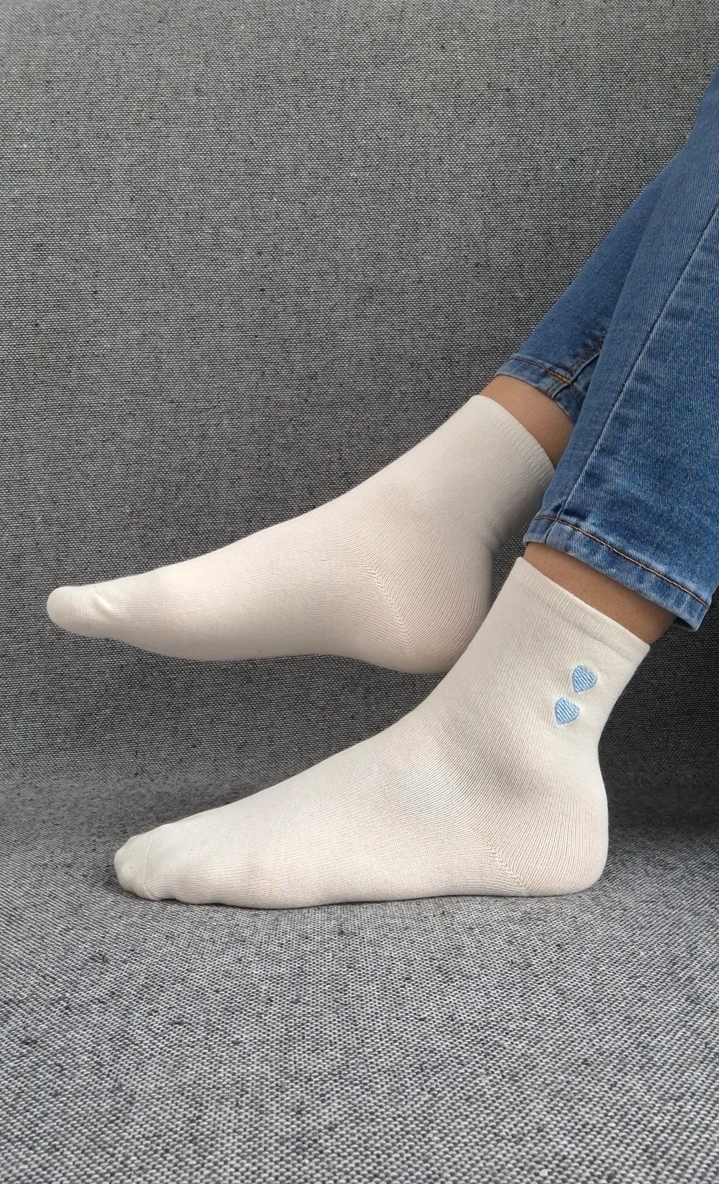 Paire de chaussettes blanches en coton à motif cœurs bleus Le Petit Placard