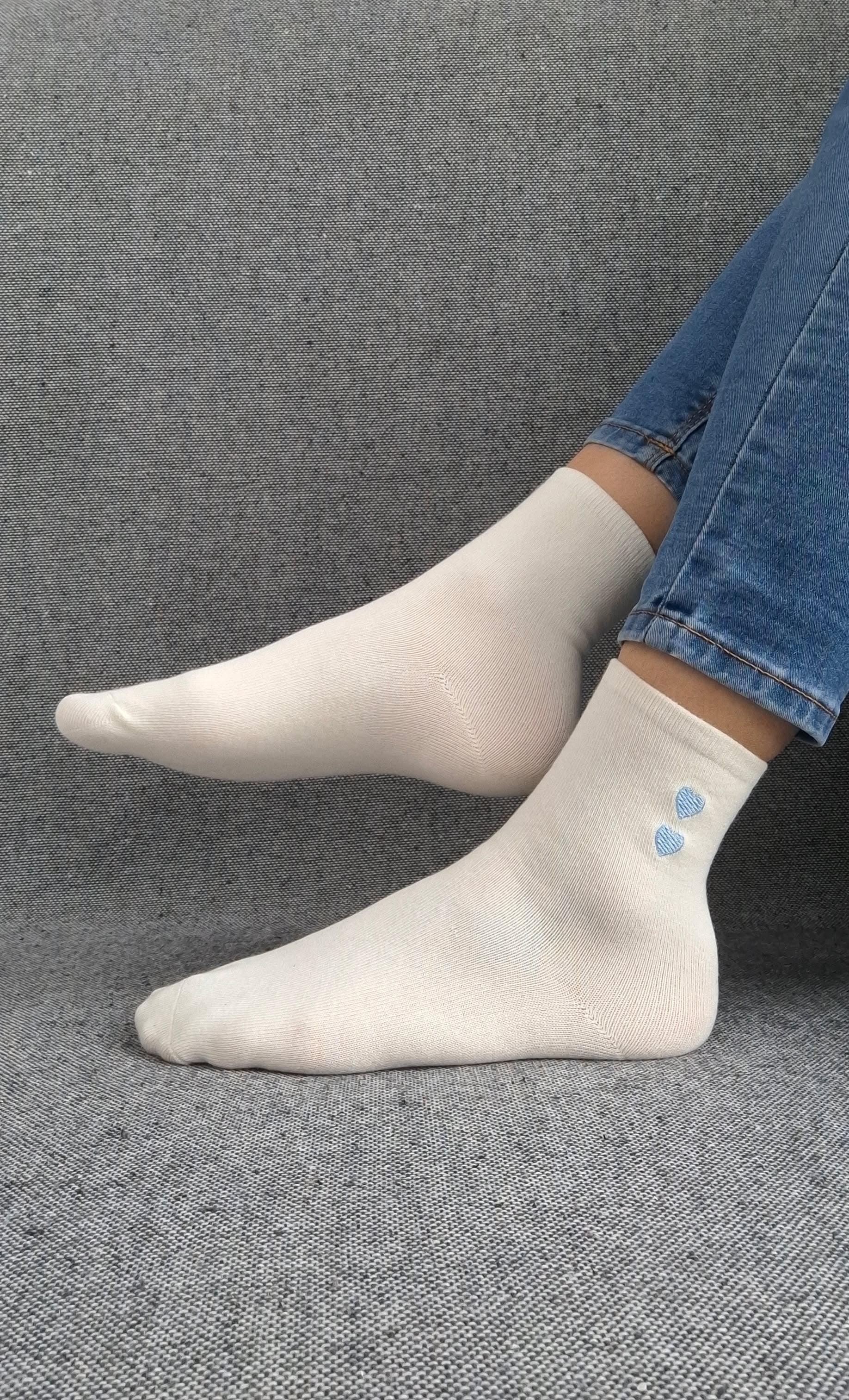 Paire de chaussettes blanches en coton à motif cœurs bleus Le Petit Placard