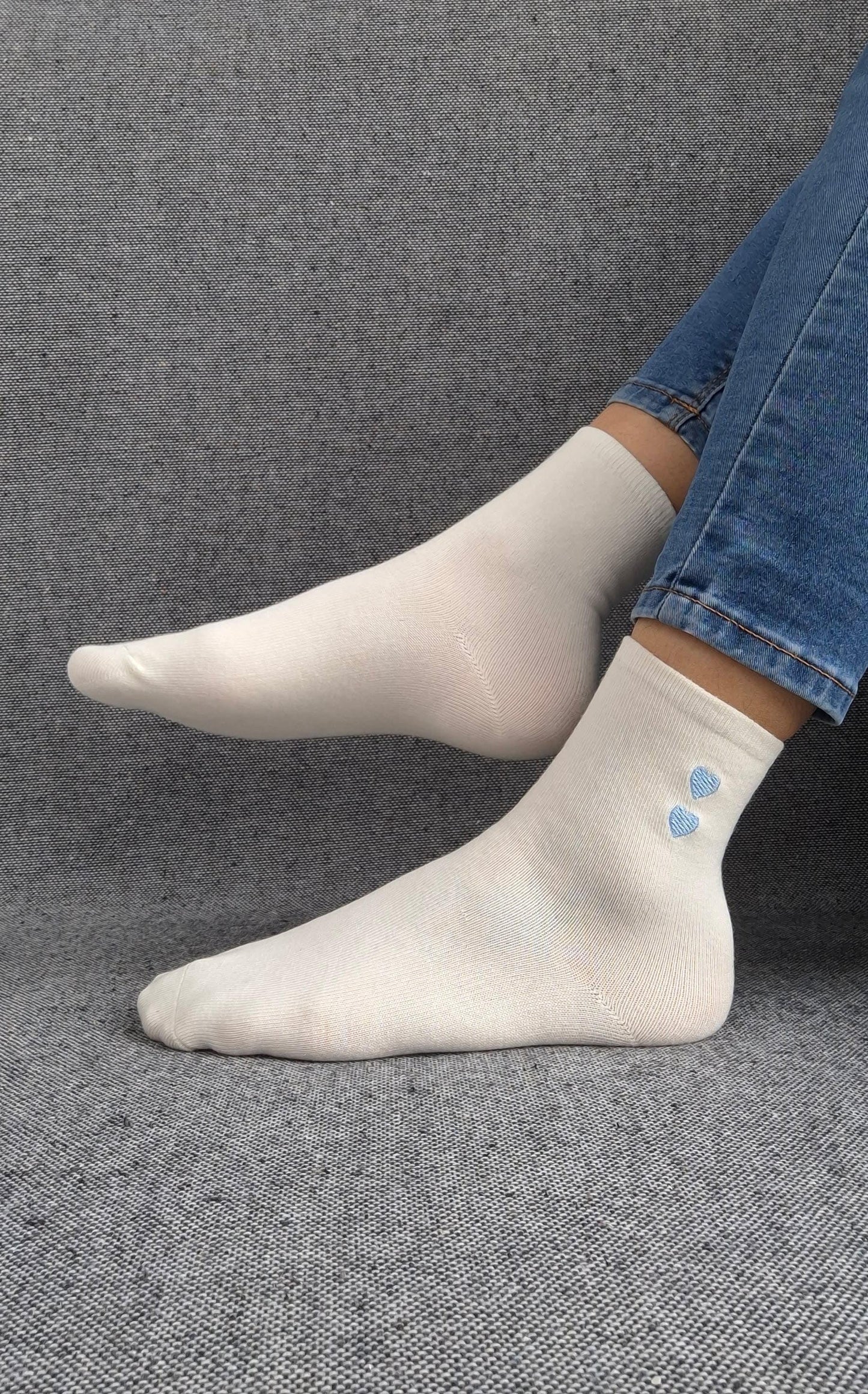 Paire de chaussettes blanches en coton à motif cœurs bleus Le Petit Placard