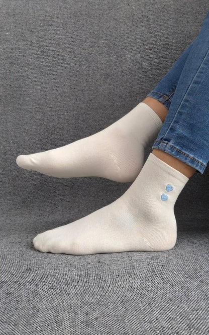 Paire de chaussettes blanches en coton à motif cœurs bleus Le Petit Placard