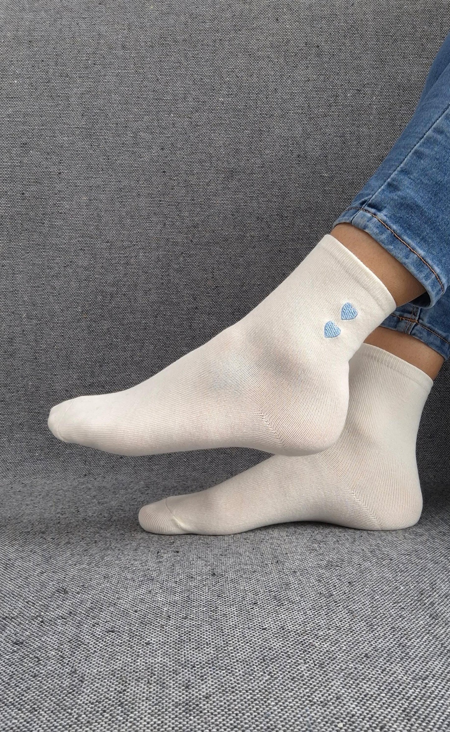 Paire de chaussettes blanches en coton à motif cœurs bleus Le Petit Placard