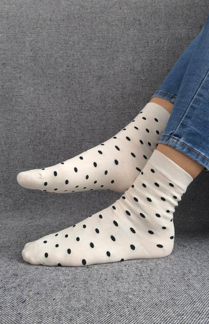 Paire de chaussettes blanches en coton à motifs pois noirs Le Petit Placard