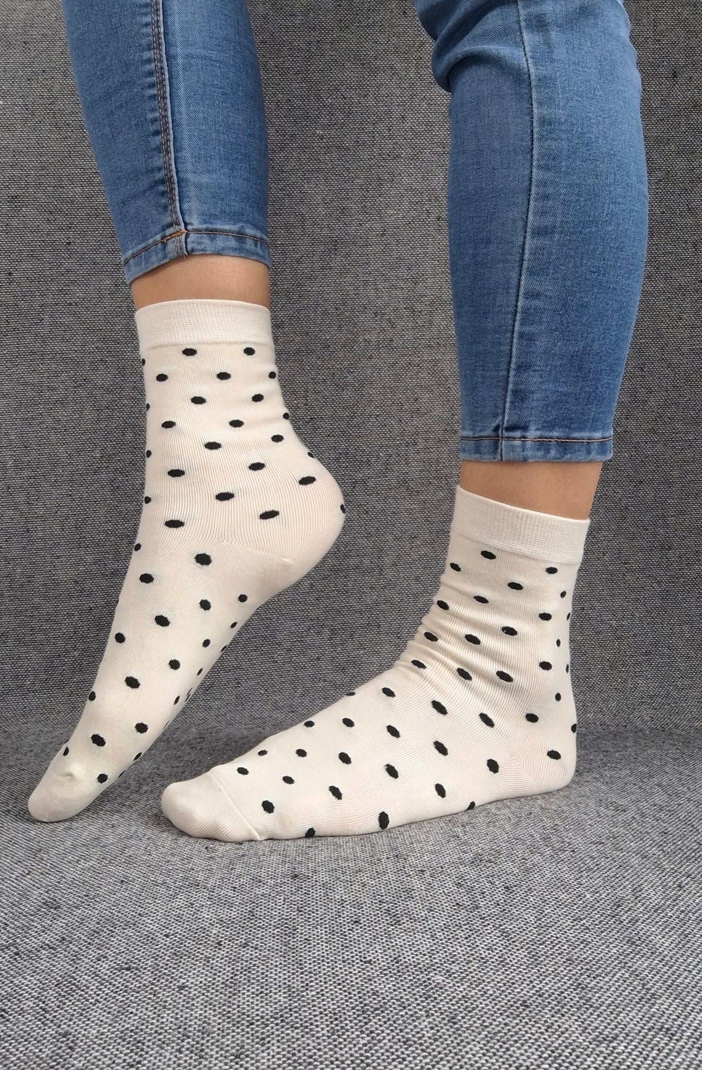 Paire de chaussettes blanches en coton à motifs pois noirs Le Petit Placard