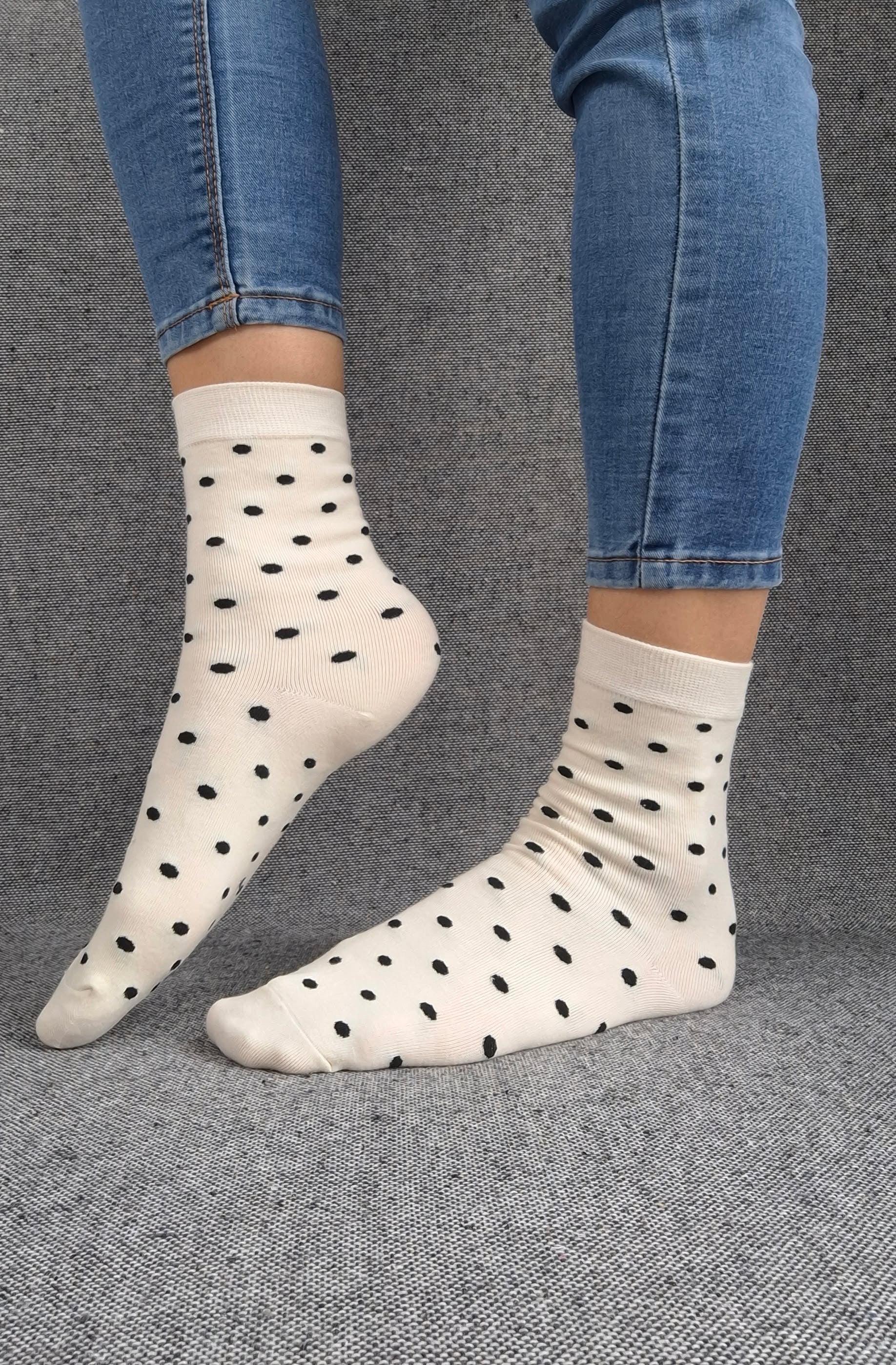 Paire de chaussettes blanches en coton à motifs pois noirs Le Petit Placard