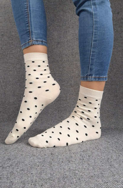 Paire de chaussettes blanches en coton à motifs pois noirs Le Petit Placard