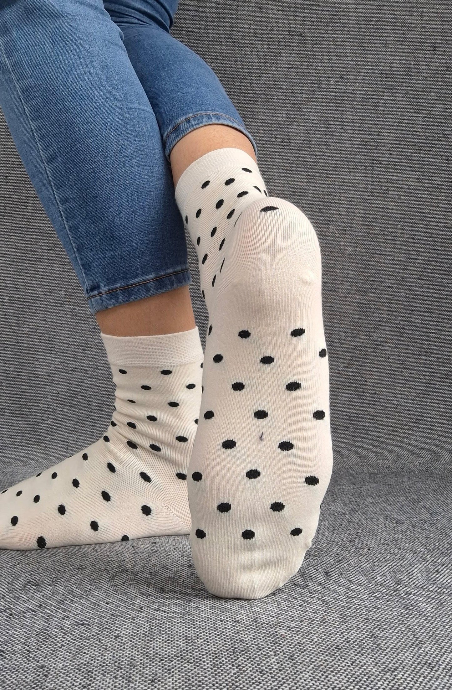 Paire de chaussettes blanches en coton à motifs pois noirs Le Petit Placard