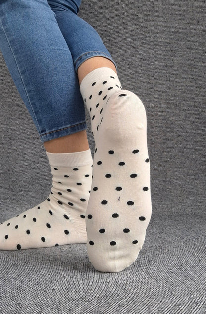 Paire de chaussettes blanches en coton à motifs pois noirs Le Petit Placard