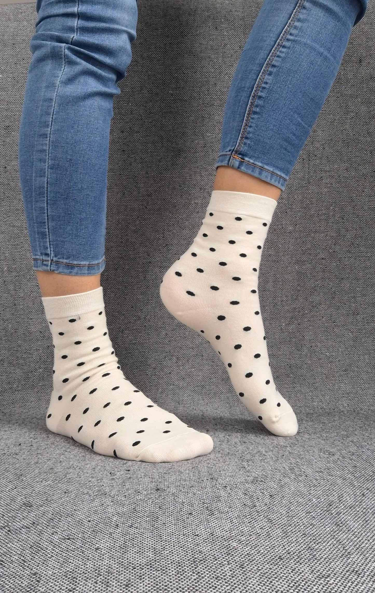Paire de chaussettes blanches en coton à motifs pois noirs Le Petit Placard