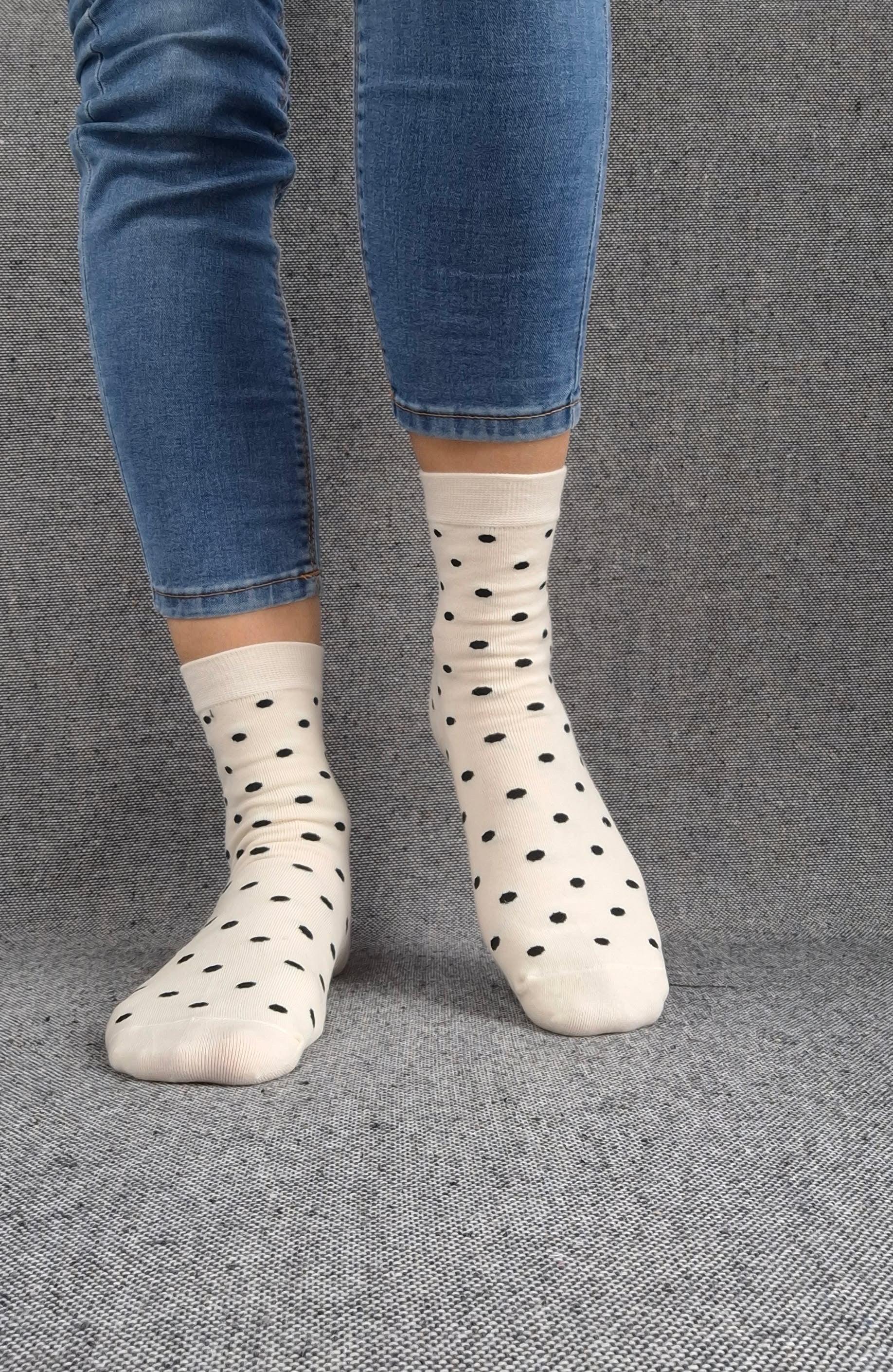 Paire de chaussettes blanches en coton à motifs pois noirs Le Petit Placard